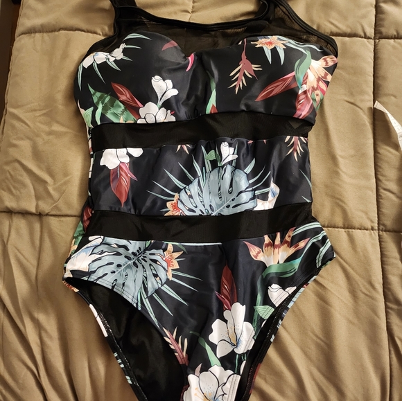 One piece swimsuit - Picture 3 of 7